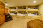 Bedroom with 5 sets bunkbeds/twin/full